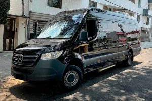Renta sprinter 2024 con chofer.Traslados ejecutivos en camionetas de lujo.