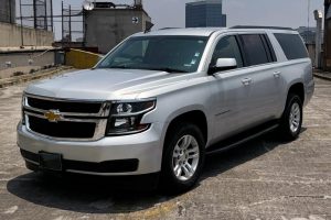 Chevrolet Suburban gris plata con chofer en renta en la Ciudad de México.Transportacion ejecutiva en CDMX.