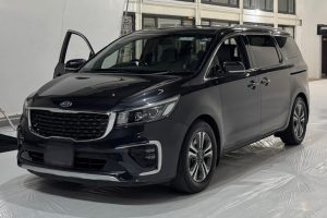 Renta KIA Sedona con chofer en Ciudad de México. Alquiler de minivans con conductor para transporte turistico.