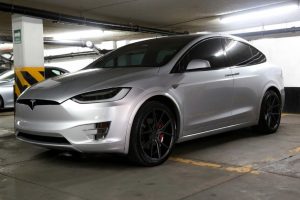renta Tesla Model X con chofer en Ciudad de Mexico. Alquiler de camionetas electricas con conductor en CDMX.